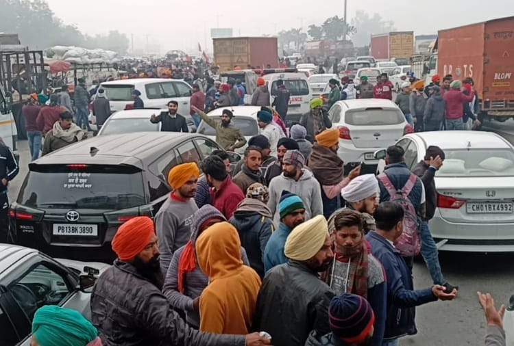 Haryana: Farmers protest on Panipat toll plaza