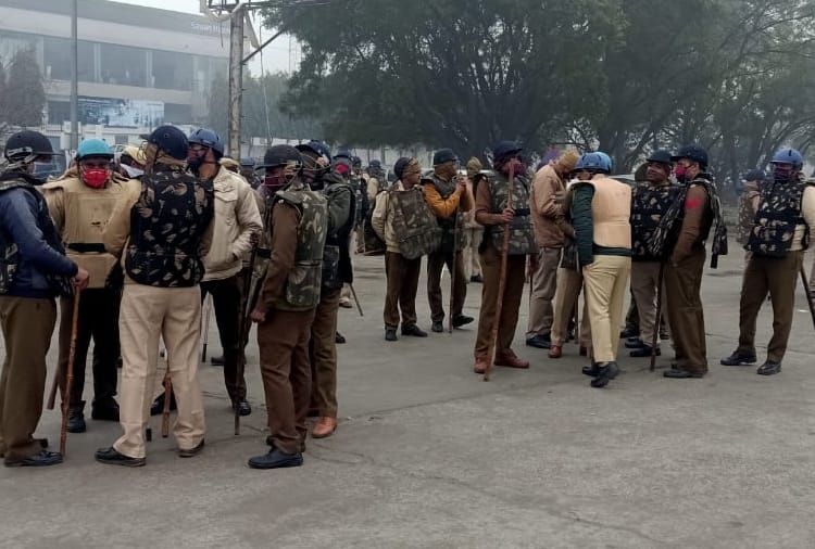 Haryana: Farmers protest on Panipat toll plaza