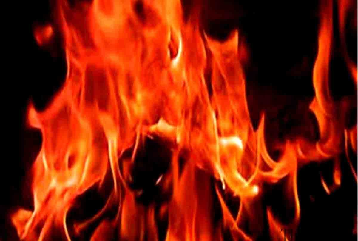 Mad lover in love tries to burn the family alive for not adopting girlfriend
