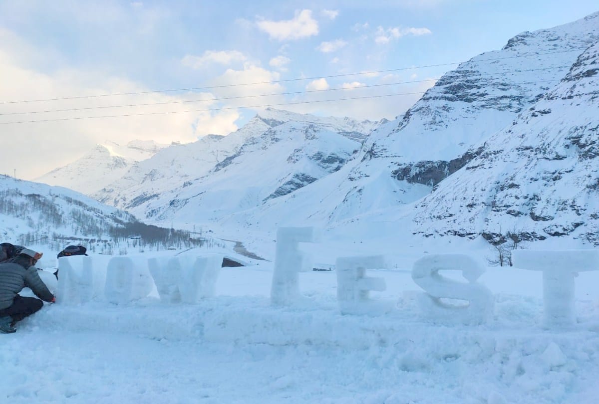 Snow festival in Lahaul in Himachal, see pics of Adorable artwork on ice