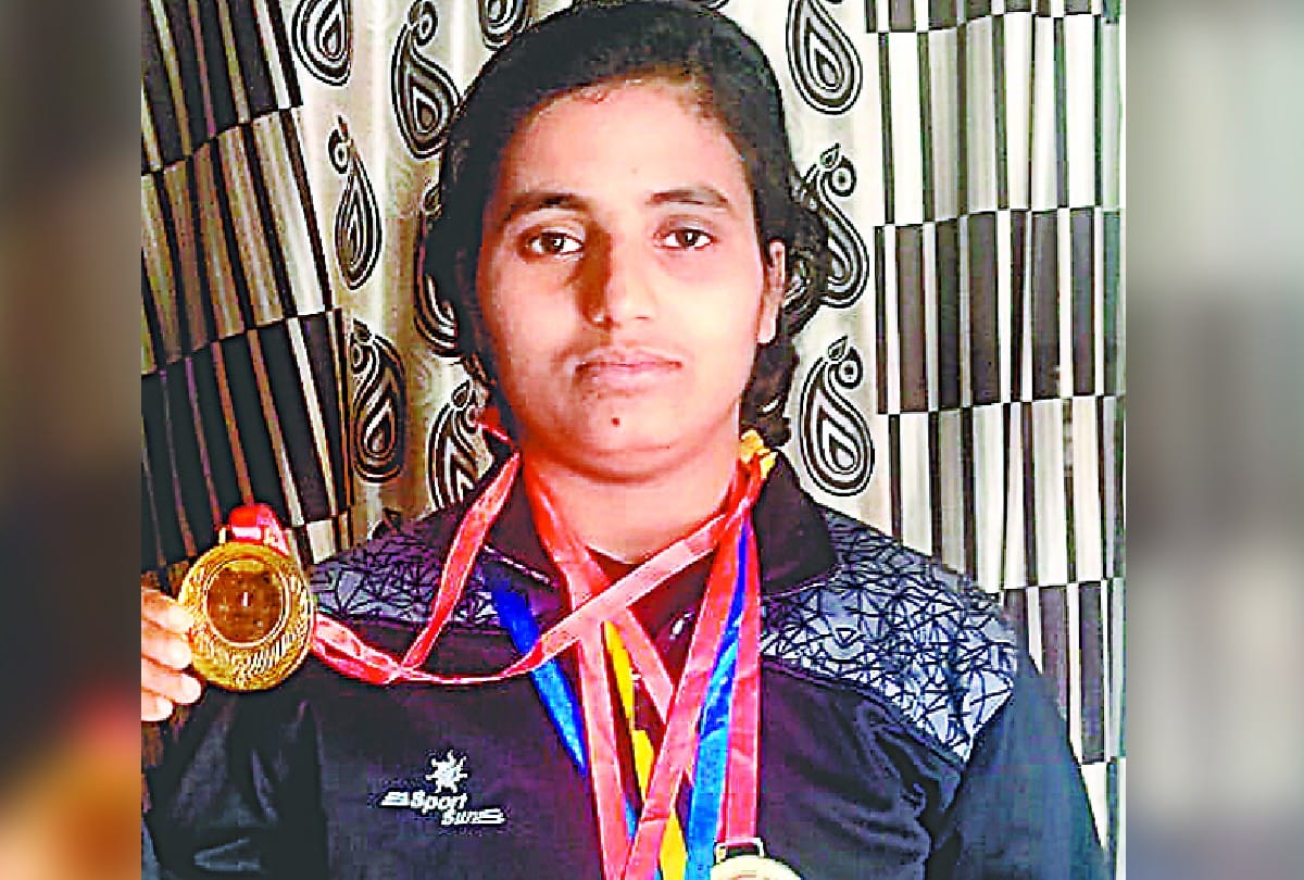National medalist Wrestlers Neelam Solanki sell accessories in weekly haat in agra