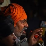 पत्रकारों से मुखातिब राकेश टिकैत