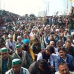धरनास्थल पर एकत्र किसान