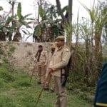 घटनास्थल पर छानबीन करती पुलिस।