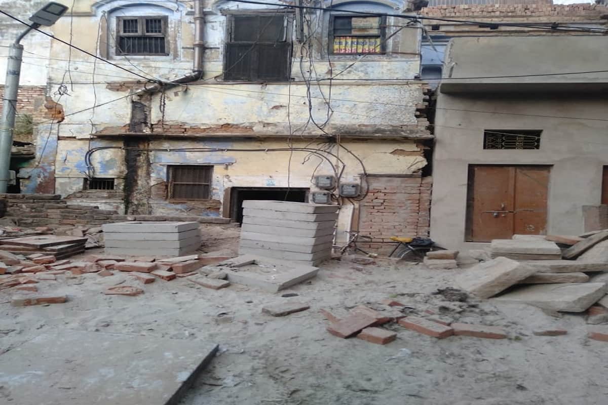 Varanasi news people are in trouble from dilapidated house