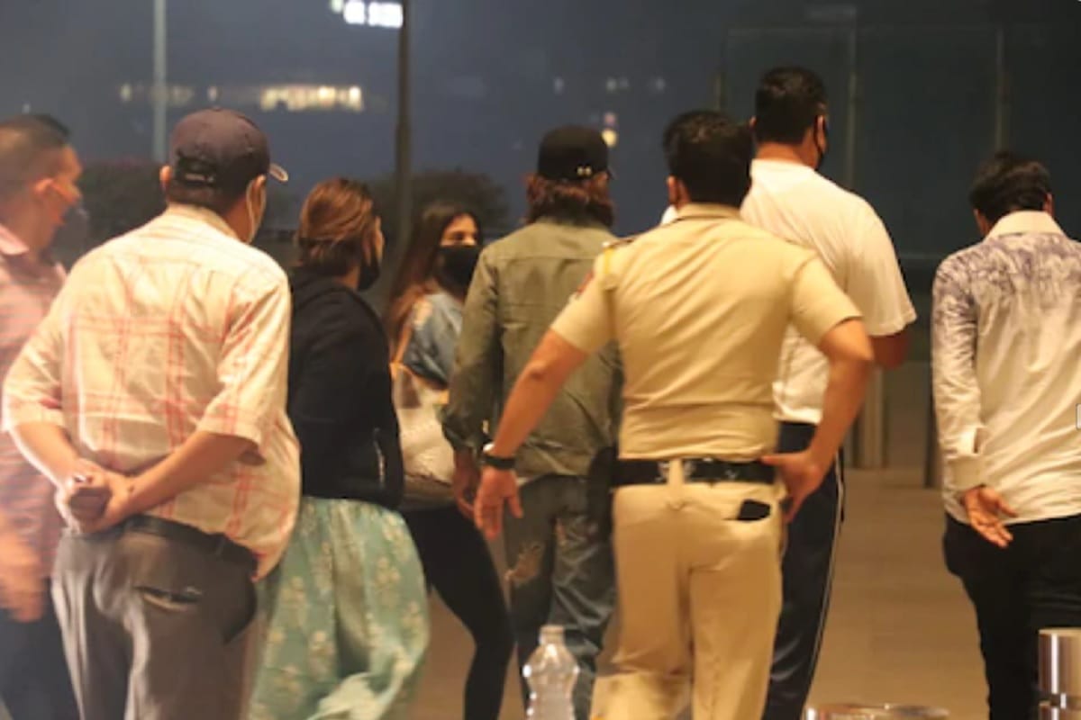 Shah Rukh Khan AbRam gauri khan drop off Suhana at airport in his fancy car in pics