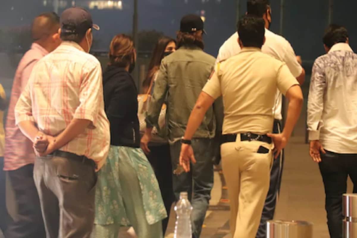Shah Rukh Khan AbRam gauri khan drop off Suhana at airport in his fancy car in pics