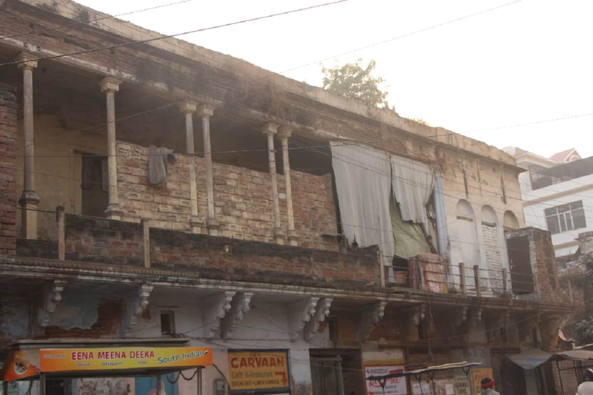 Varanasi news people are in trouble from dilapidated house