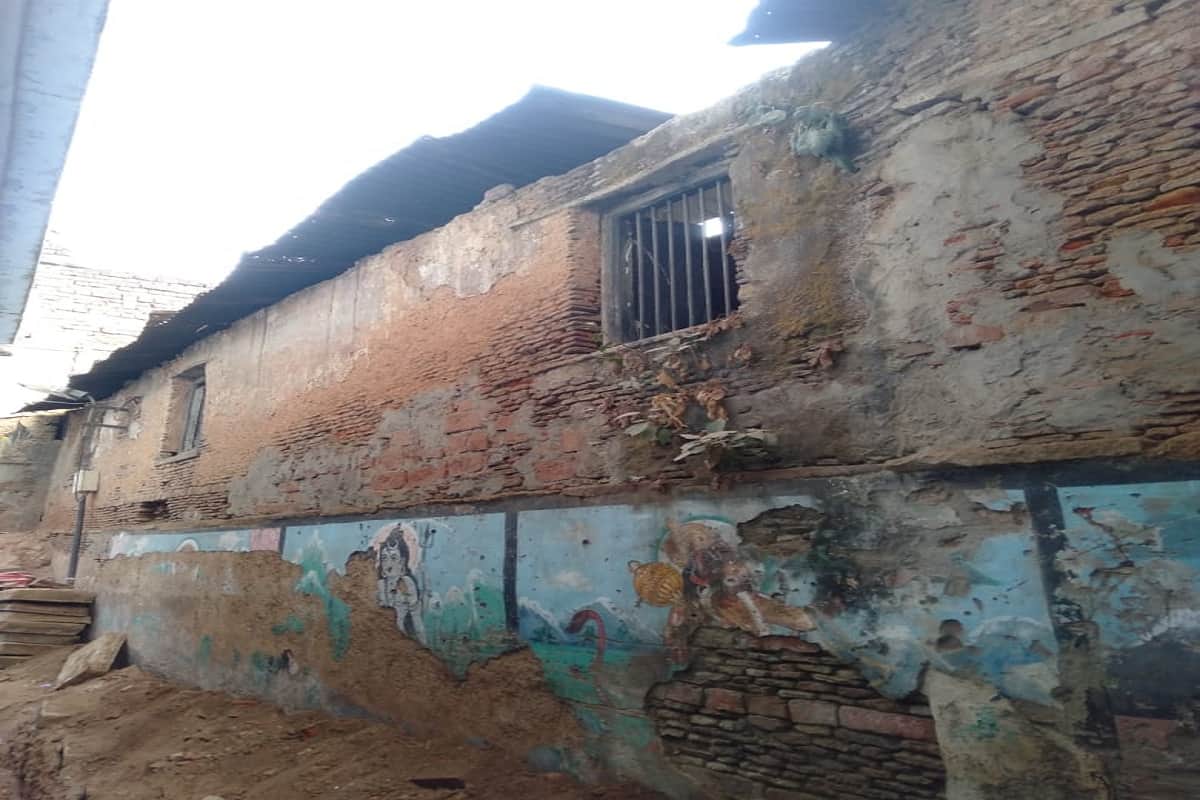Varanasi news people are in trouble from dilapidated house