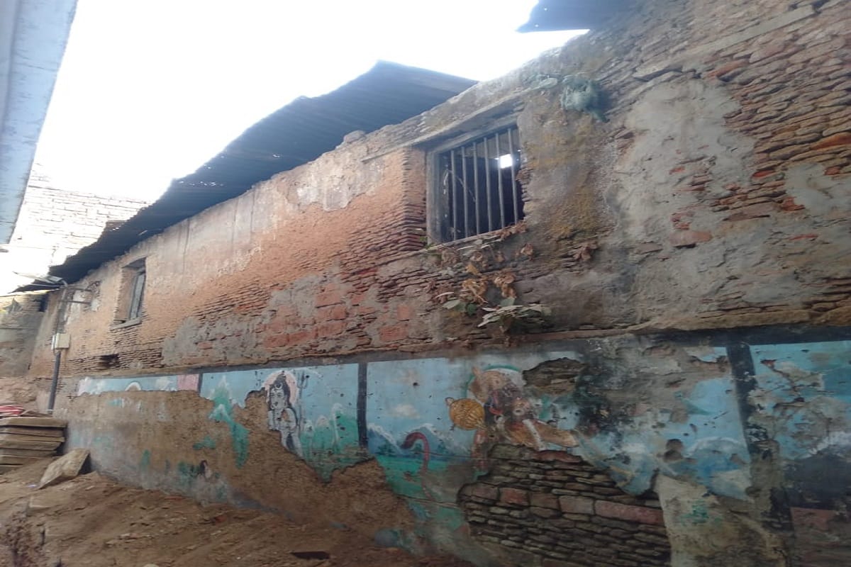 Varanasi news people are in trouble from dilapidated house