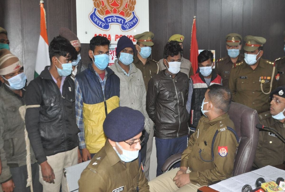 four crooks of thieves gang arrested in agra