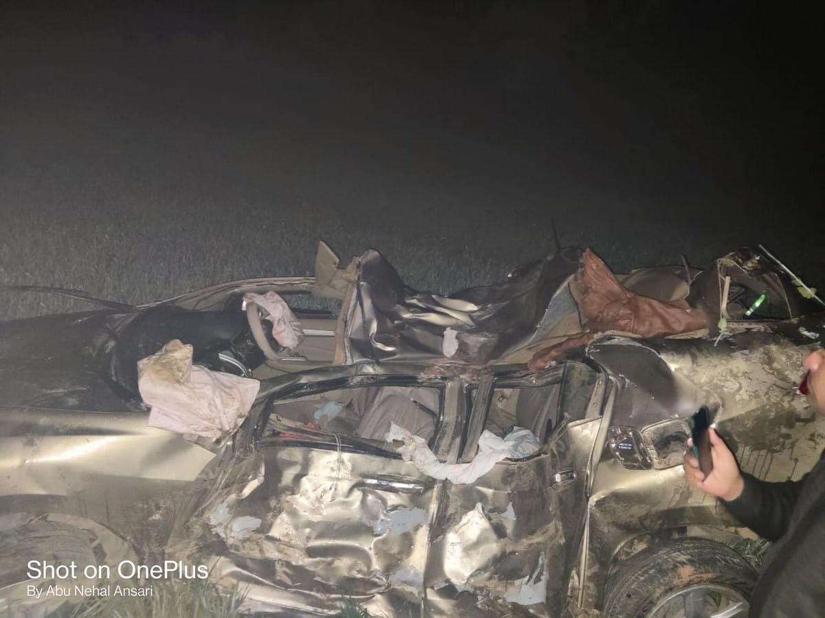 Azamgarh accident: two friedns died in car collision in tree