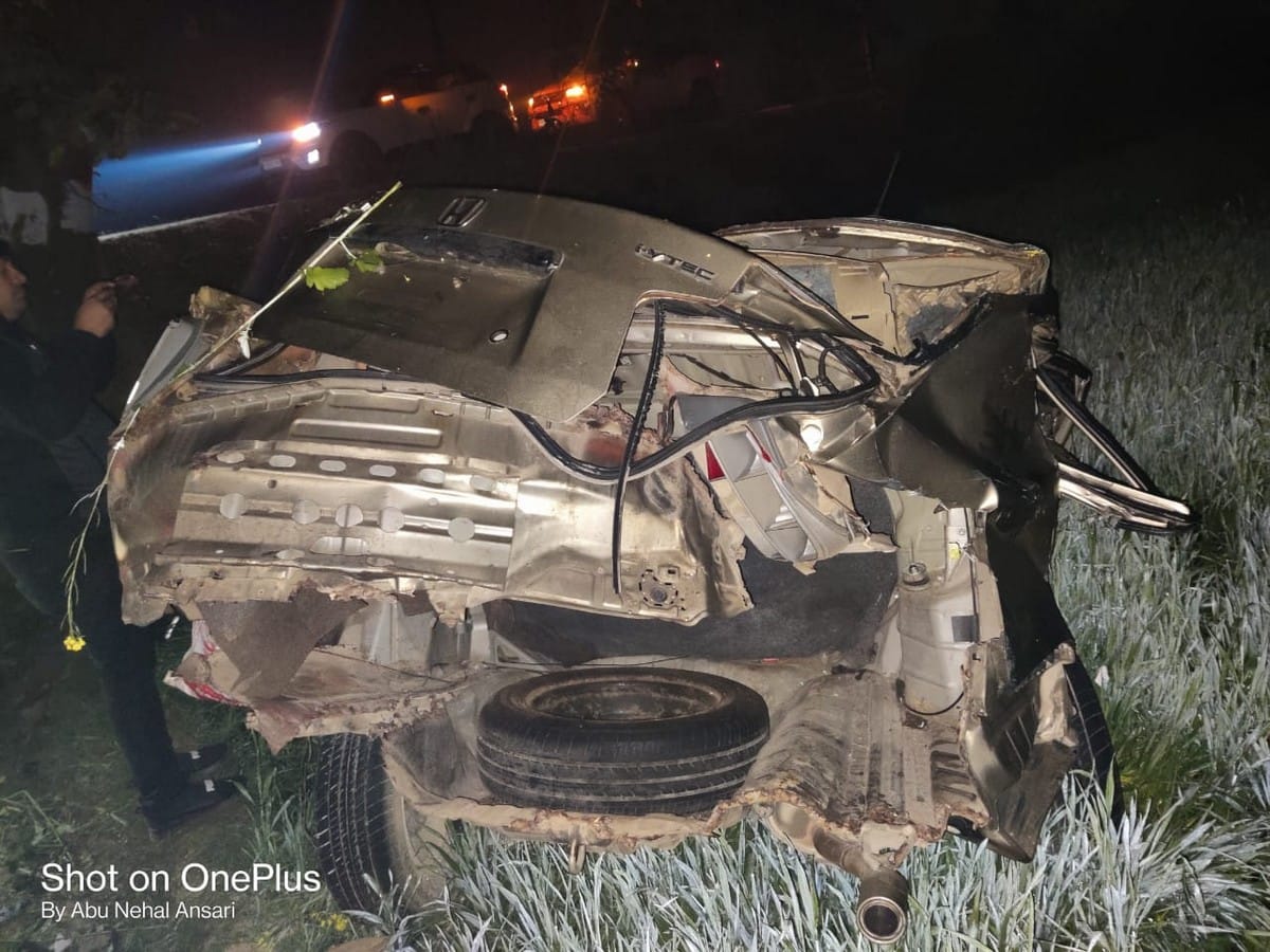 Azamgarh accident: two friedns died in car collision in tree