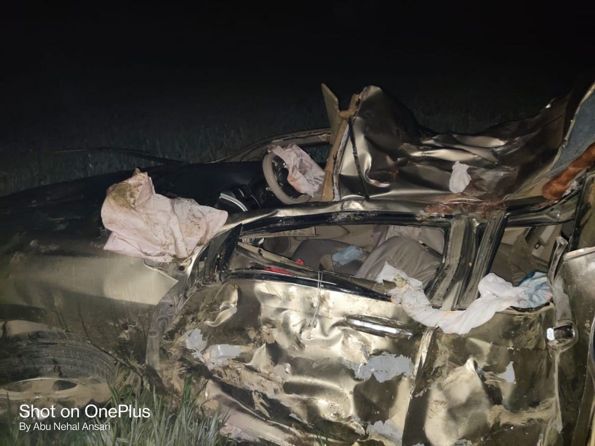 Azamgarh accident: two friedns died in car collision in tree