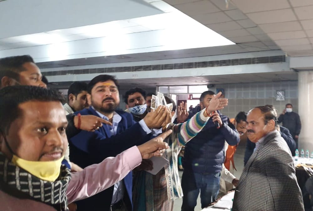 Haridwar: Parshad Throw Garbage photos on Officer Mouth during Ruckus in Nagar Nigam Board Meeting