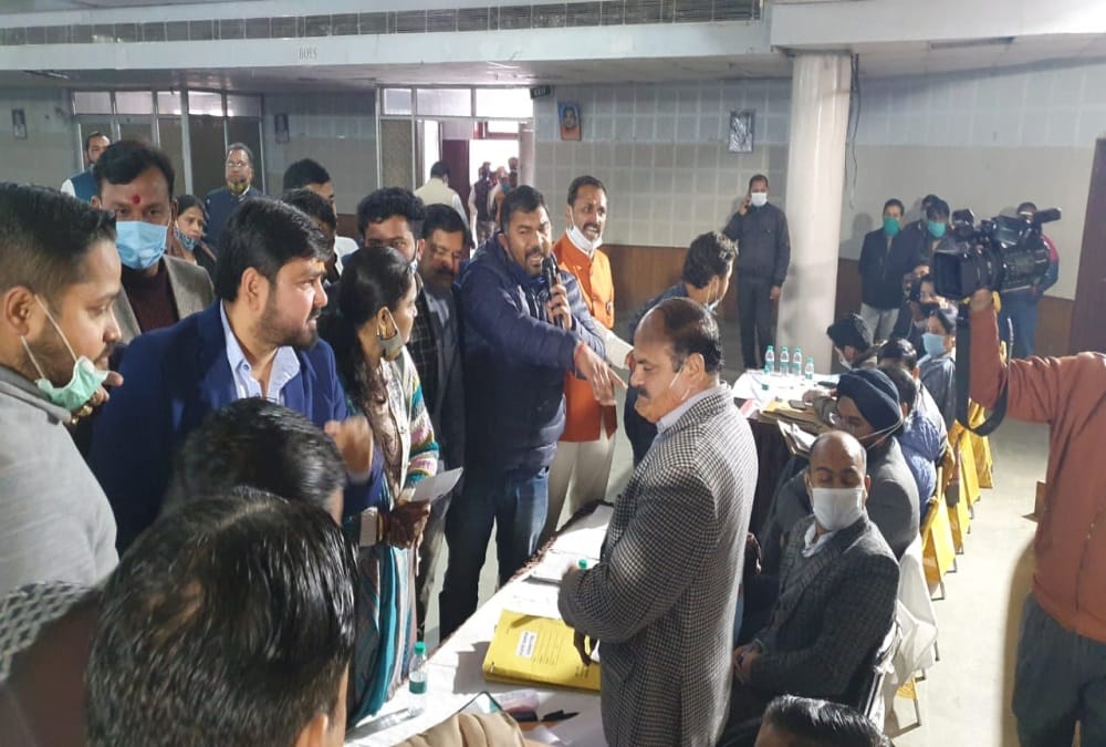 Haridwar: Parshad Throw Garbage photos on Officer Mouth during Ruckus in Nagar Nigam Board Meeting