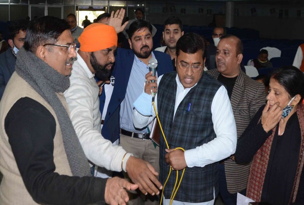 Haridwar: Parshad Throw Garbage photos on Officer Mouth during Ruckus in Nagar Nigam Board Meeting