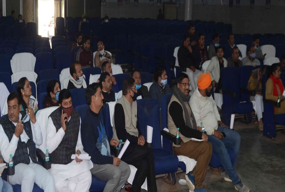 Haridwar: Parshad Throw Garbage photos on Officer Mouth during Ruckus in Nagar Nigam Board Meeting