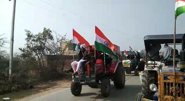Farmers left in tractors and vehicles from Dighal in support of the movement