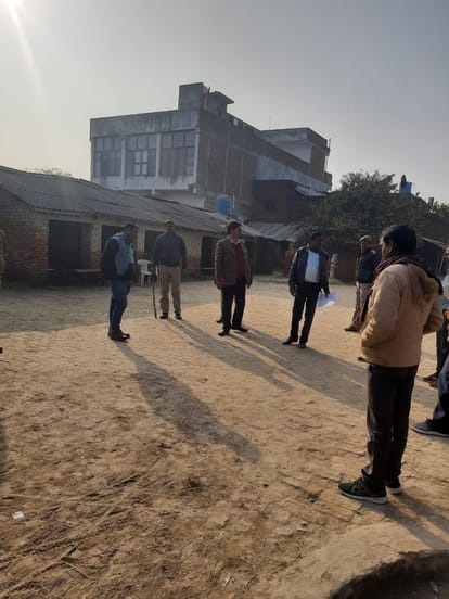 डेरवा के सबलगढ़ में तालाब में विद्यालय बने होने की शिकायत पर जांच करने पहुंचे तहसीलदार।