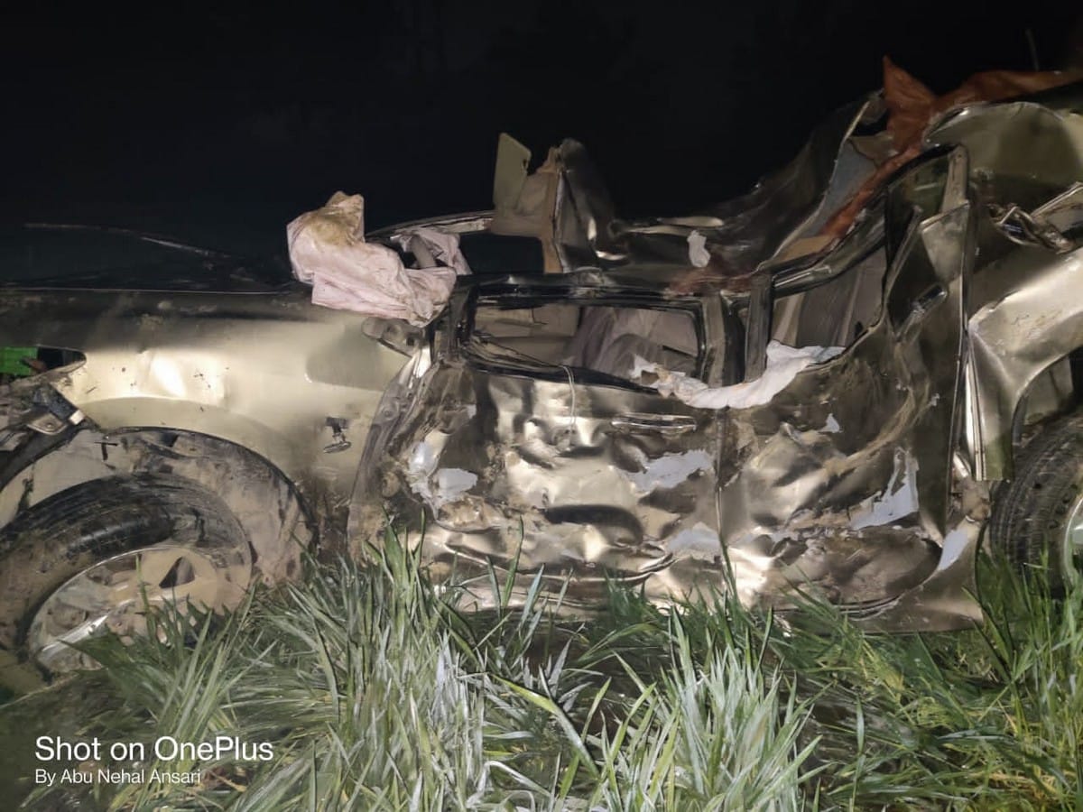 Azamgarh accident: two friedns died in car collision in tree
