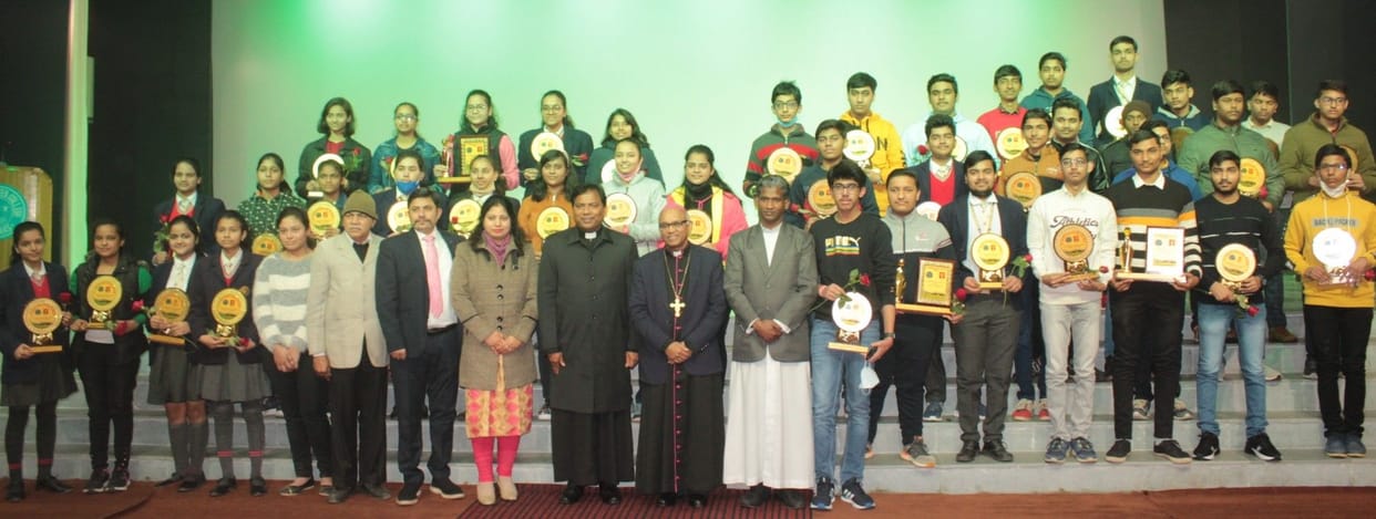 Hathras: honored toppers and other meritorious students