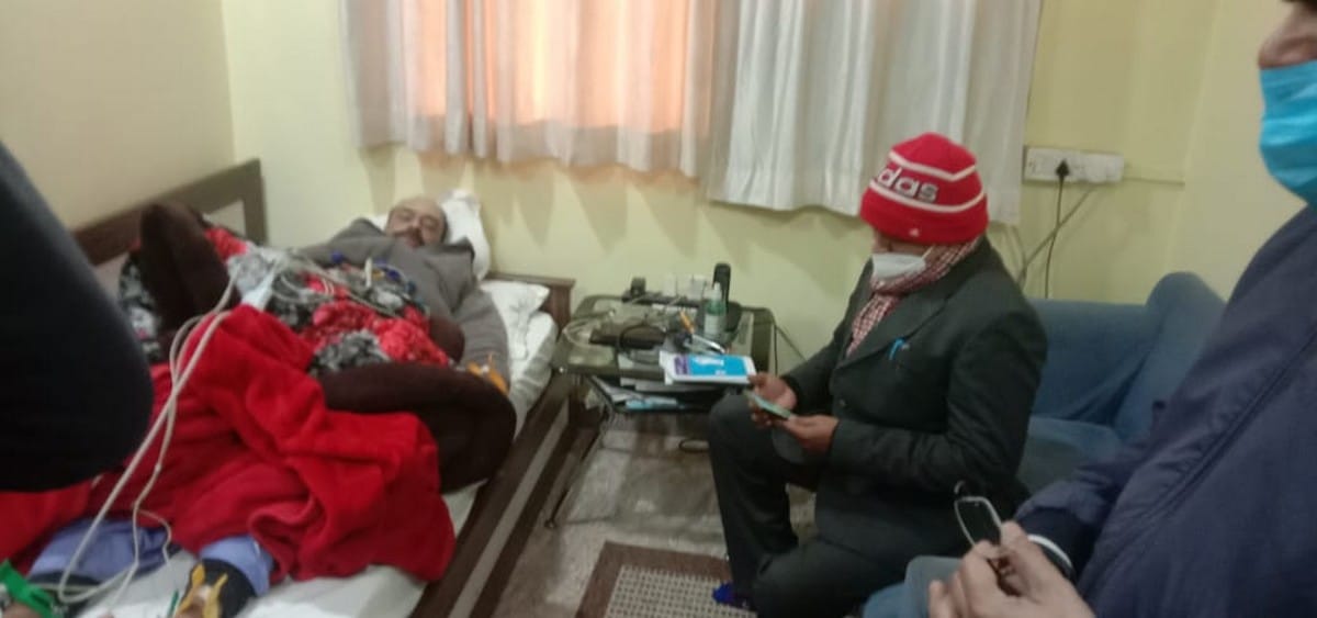 Kashi Vishwanath mandir purva mahant on Fast : Mandaliya Hospital doctors team reached mahant Niwas