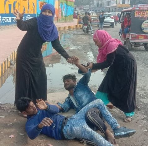 gate,fathepur news,brothers,assaulted,distrit hospital