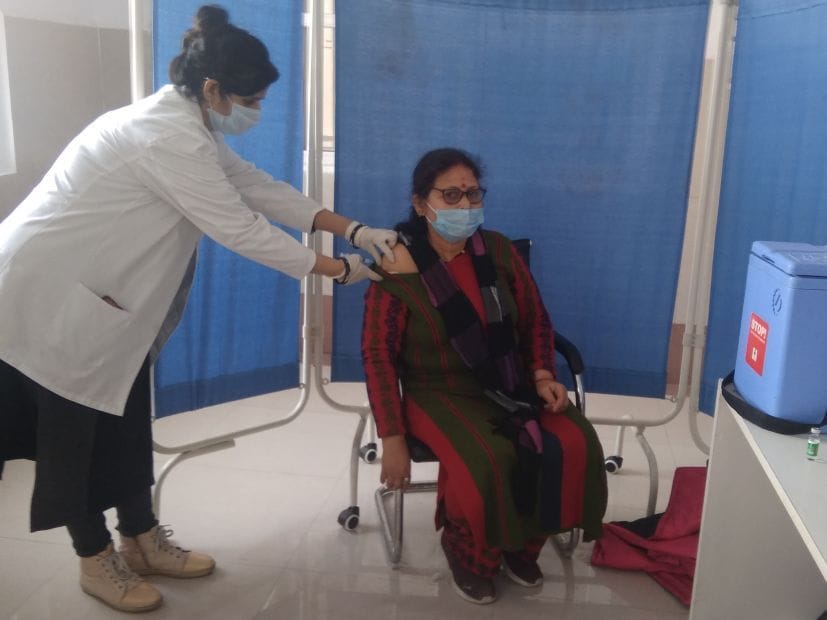 595 Health workers got vaccinated