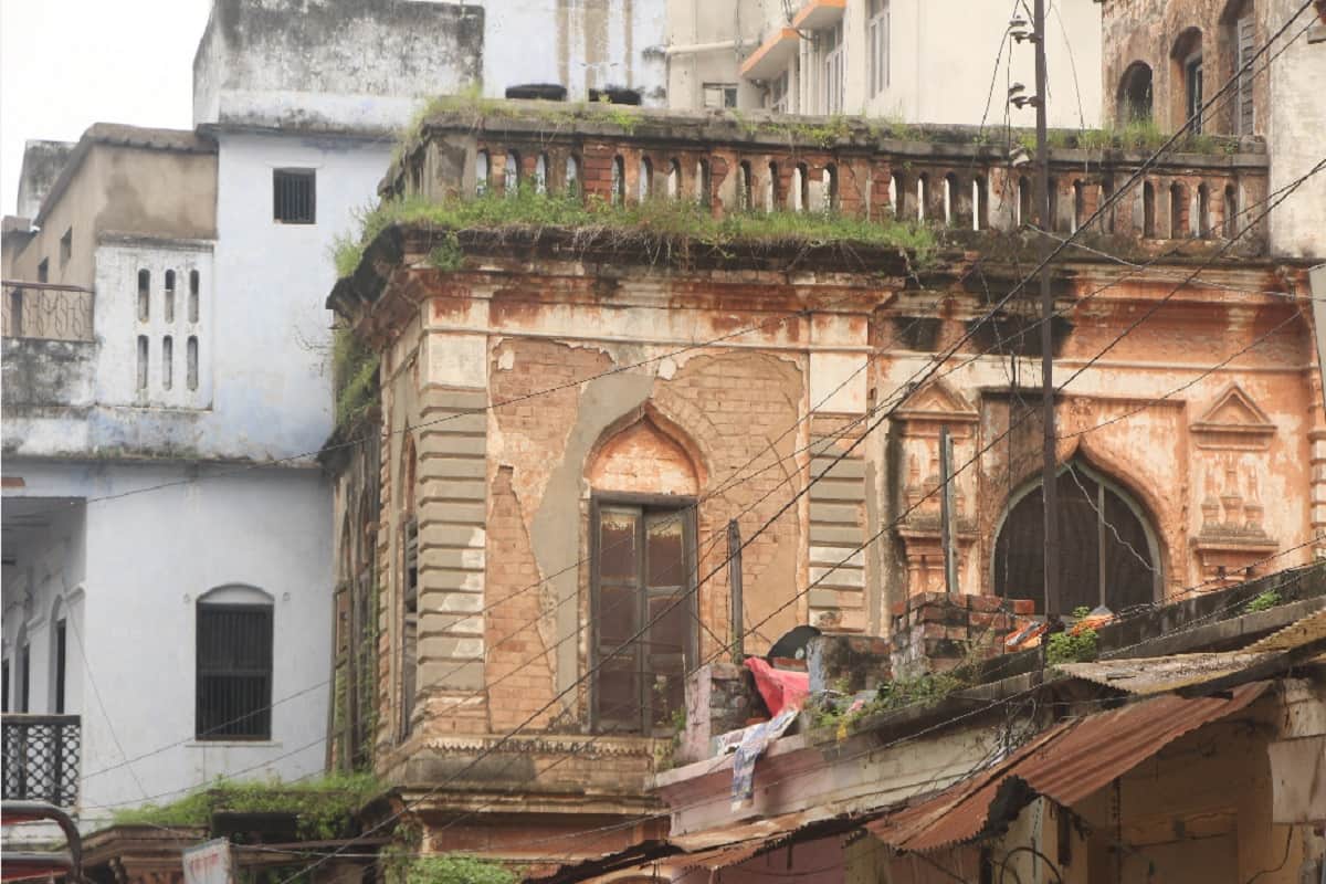 Varanasi news people are in trouble from dilapidated house