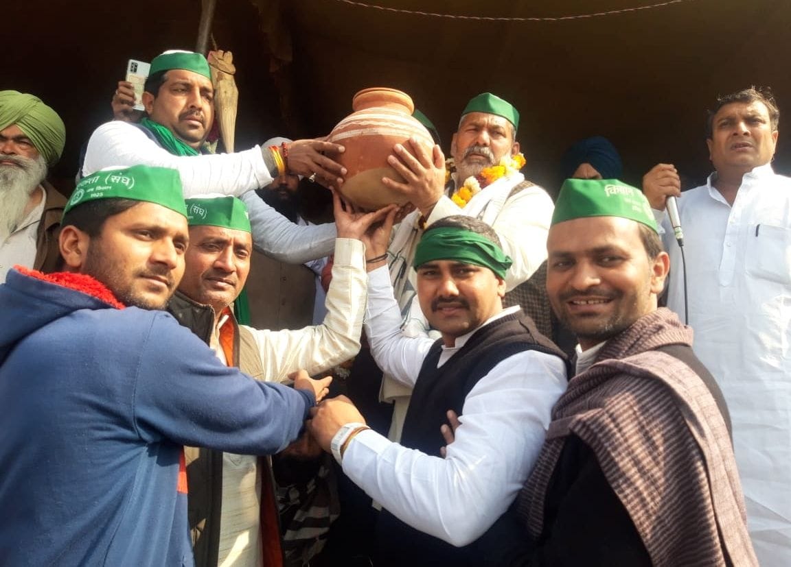 Farmers arrived with water in a pot for Rakesh Tikait