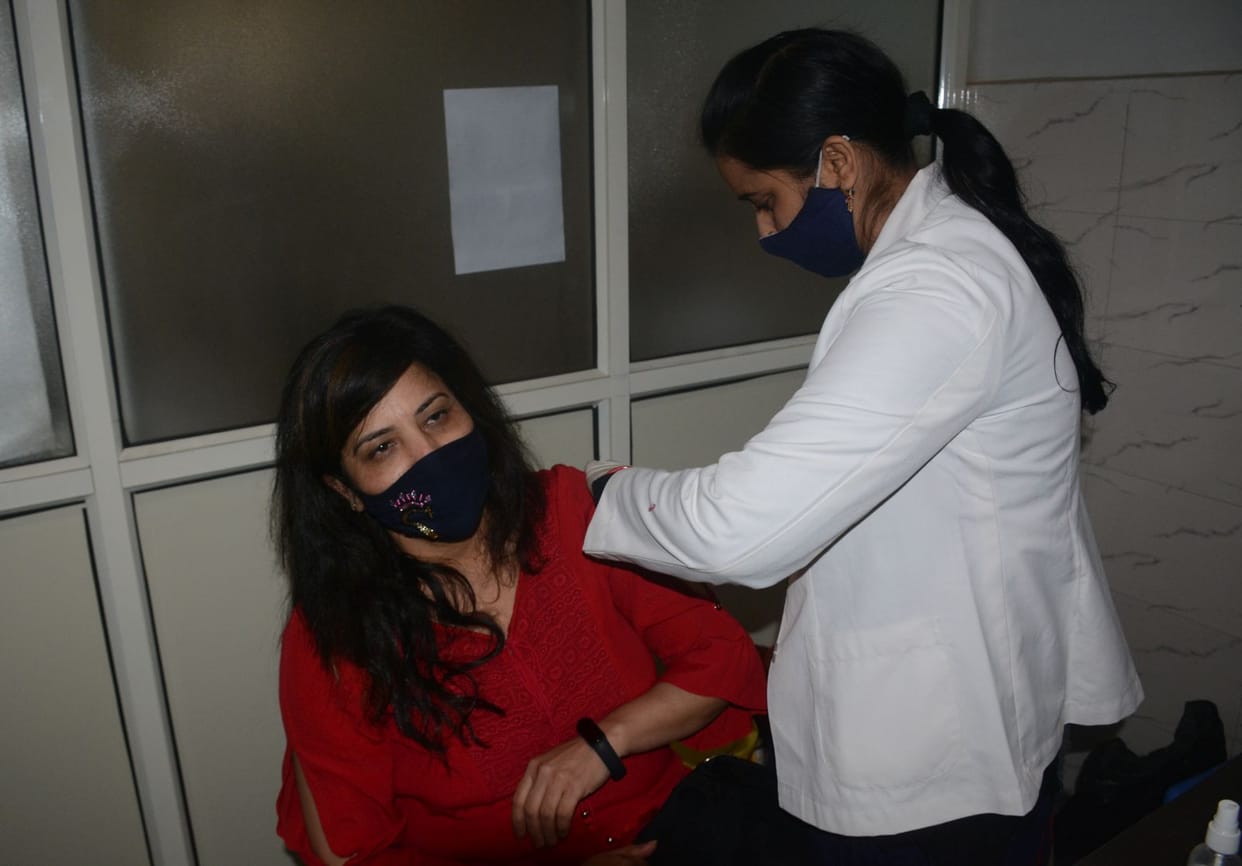 health workers number increas in vaccination programme