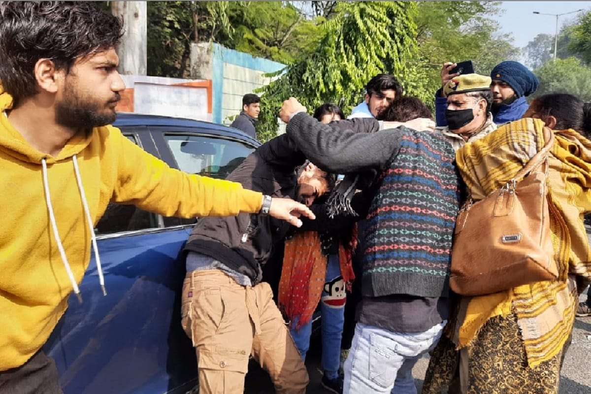 Fight in two sides peoples after two car collided in Meerut and see photos
