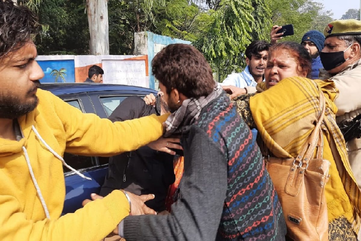Fight in two sides peoples after two car collided in Meerut and see photos