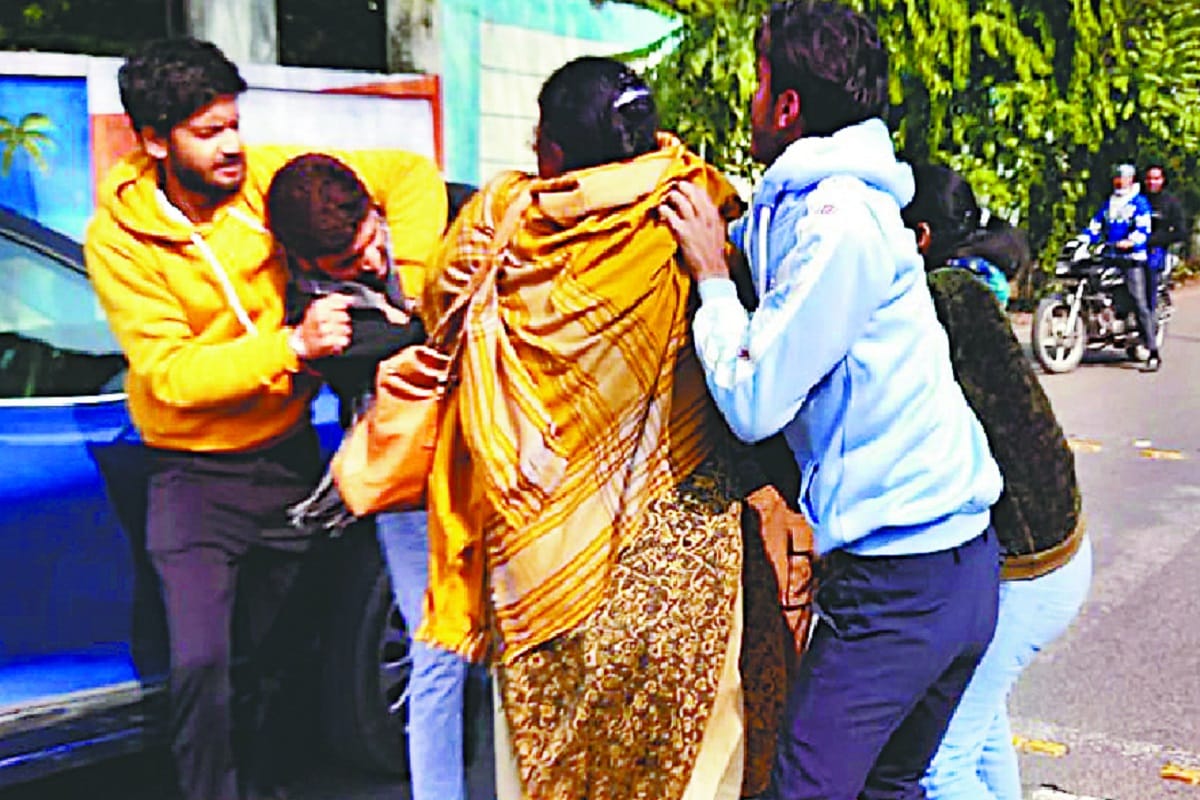 Fight in two sides peoples after two car collided in Meerut and see photos