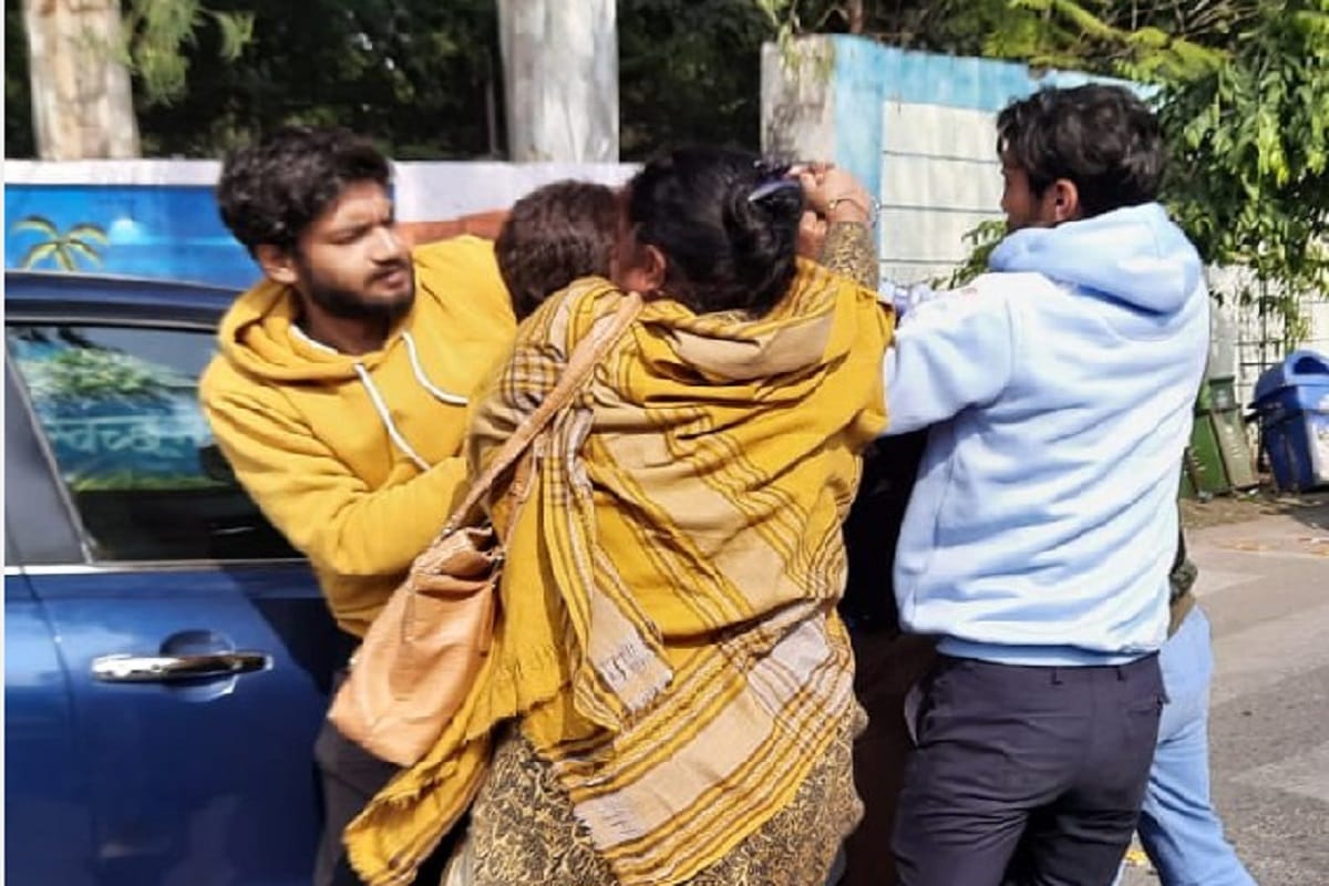 Fight in two sides peoples after two car collided in Meerut and see photos