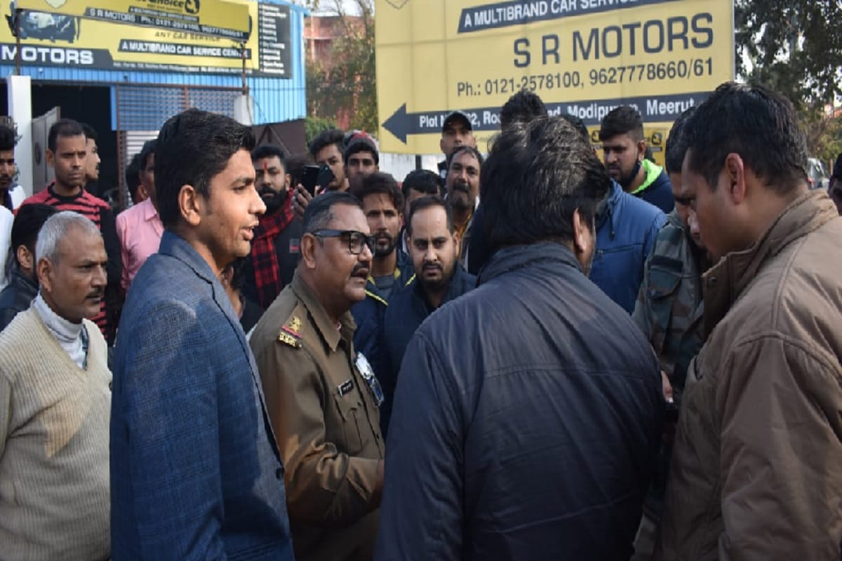 Fight in two sides peoples after two car collided in Meerut and see photos