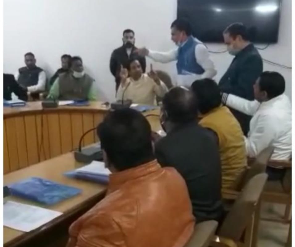 uttarakhand news : Uproar in District Panchayat Board meeting, members try to beaten