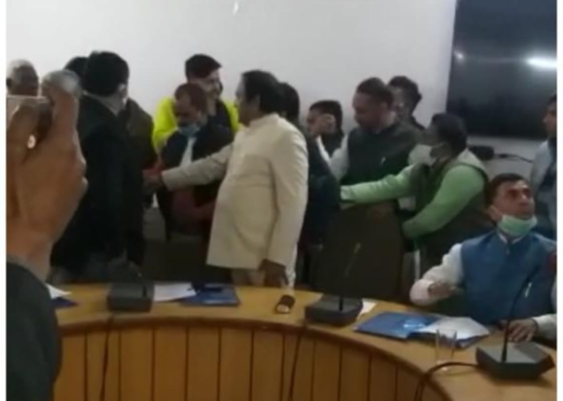 uttarakhand news : Uproar in District Panchayat Board meeting, members try to beaten