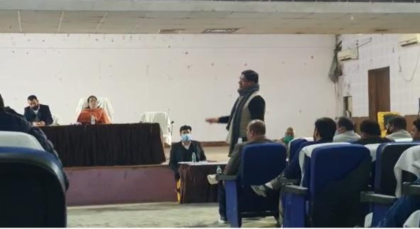 uttarakhand news : Uproar in District Panchayat Board meeting, members try to beaten