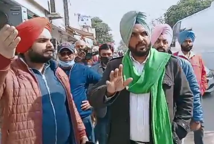 Punjab : film shooting of janhvi kapoor stopped by farmers at patiala