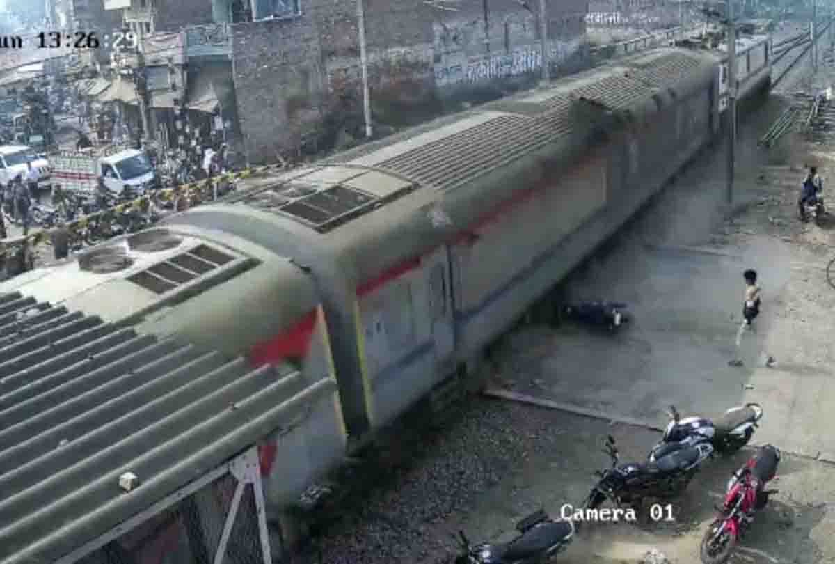 train collided with the bike, the video went viral
