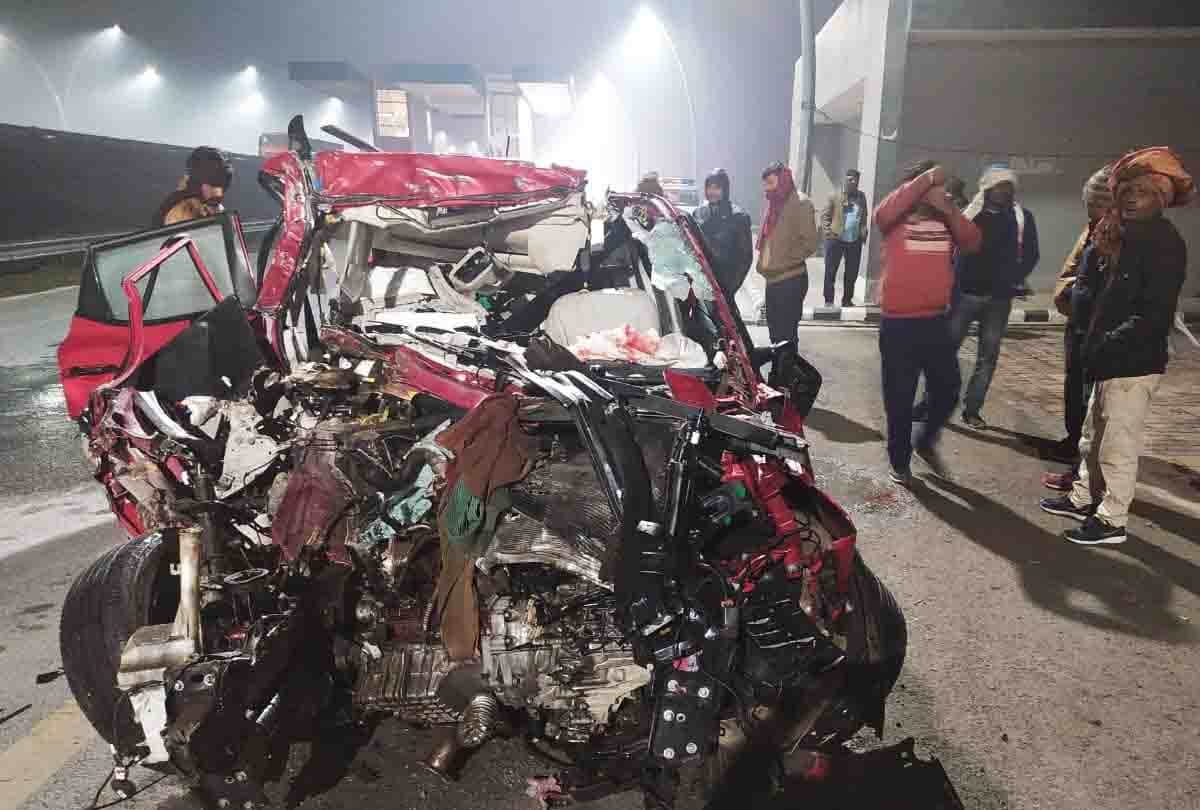 UP: Fierce road accident on Agra-Lucknow Expressway in Kannauj, car entered in truck in fog, three killed