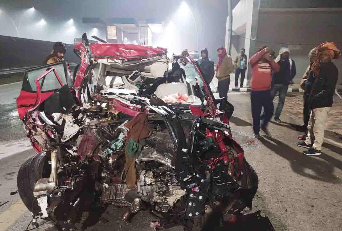 UP: Fierce road accident on Agra-Lucknow Expressway in Kannauj, car entered in truck in fog, three killed