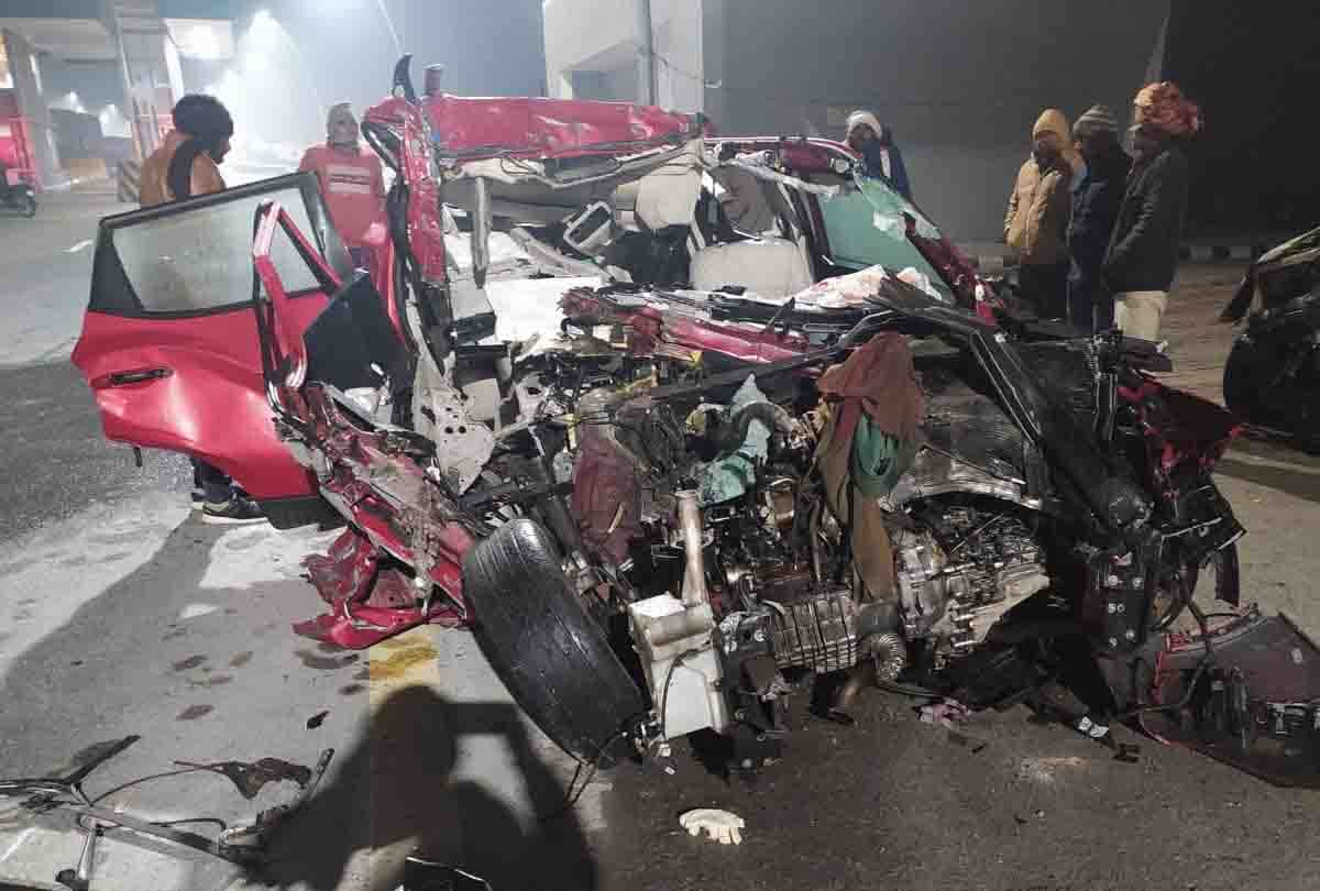 UP: Fierce road accident on Agra-Lucknow Expressway in Kannauj, car entered in truck in fog, three killed