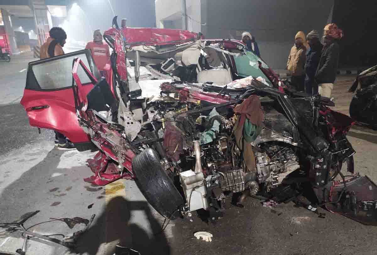 UP: Fierce road accident on Agra-Lucknow Expressway in Kannauj, car entered in truck in fog, three killed