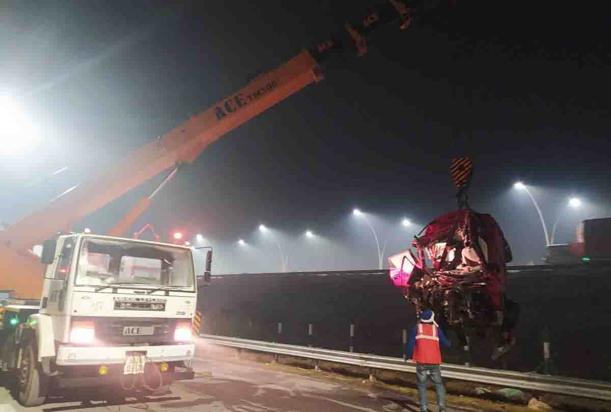 UP: Fierce road accident on Agra-Lucknow Expressway in Kannauj, car entered in truck in fog, three killed