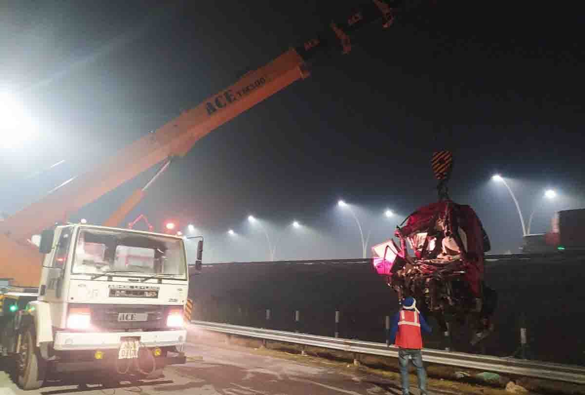 UP: Fierce road accident on Agra-Lucknow Expressway in Kannauj, car entered in truck in fog, three killed