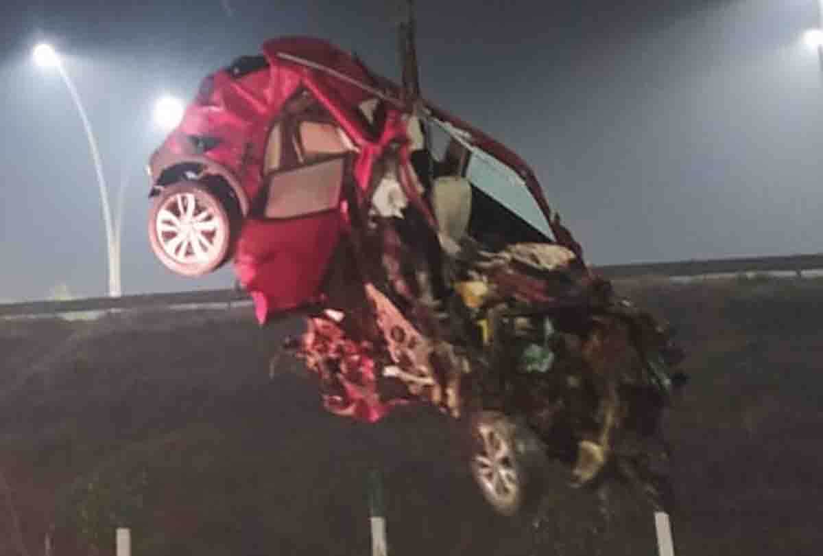 UP: Fierce road accident on Agra-Lucknow Expressway in Kannauj, car entered in truck in fog, three killed