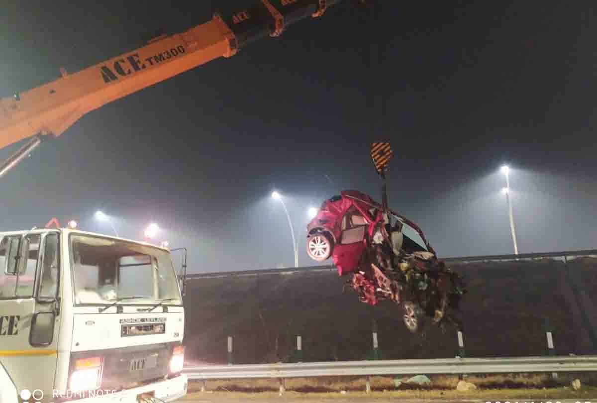 UP: Fierce road accident on Agra-Lucknow Expressway in Kannauj, car entered in truck in fog, three killed